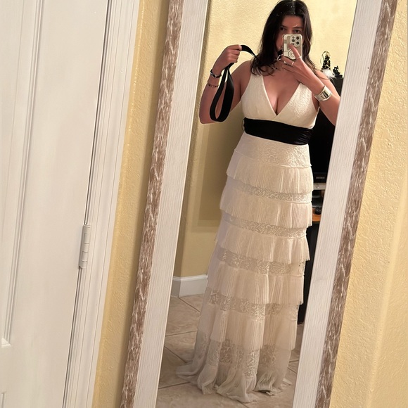 BCBGMaxAzria Tiered offwhite Wedding Dress - Picture 7 of 13